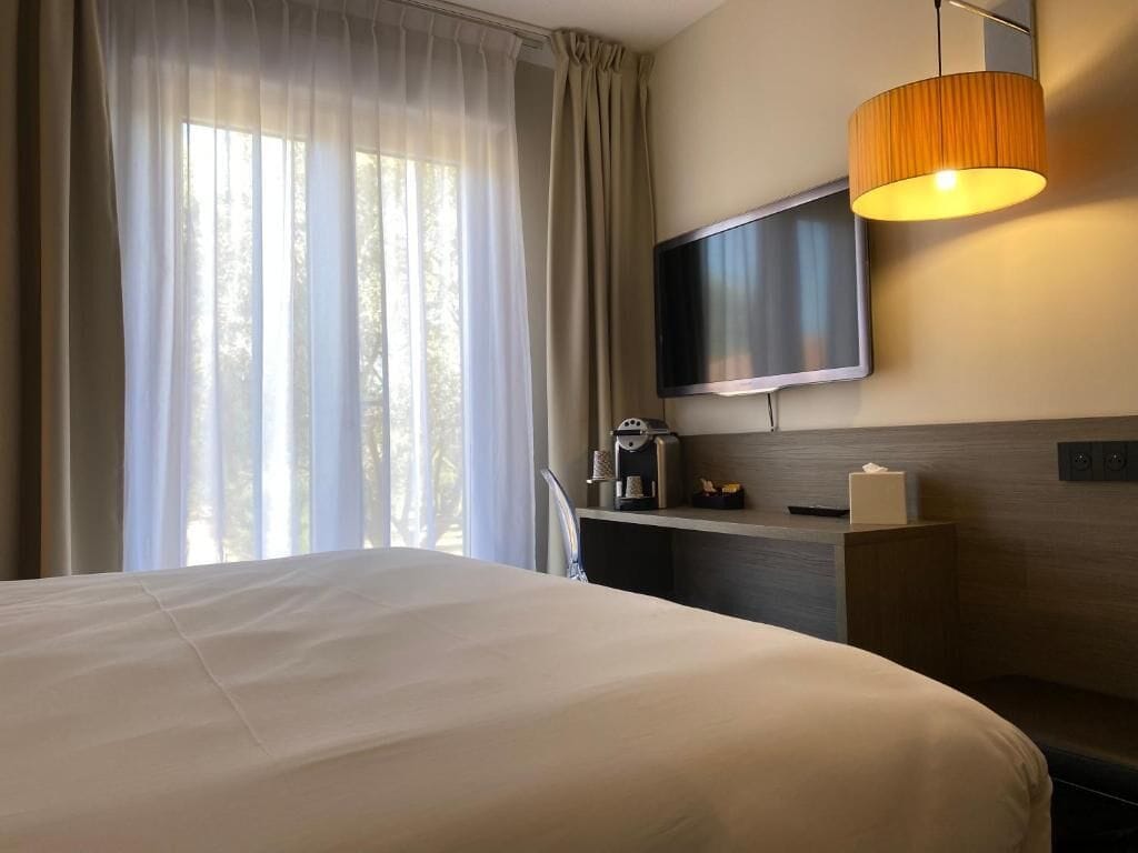 Classic Double Room | In-room safe, desk, iron/ironing board (on request), WiFi (free)