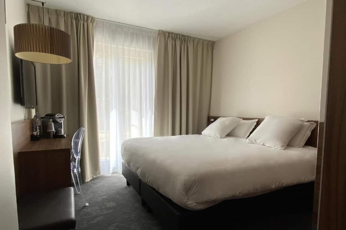 Classic Double Room | In-room safe, desk, iron/ironing board (on request), WiFi (free)