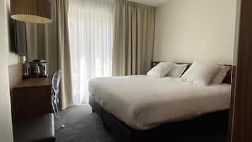 Classic Double Room | In-room safe, desk, iron/ironing board (on request), WiFi (free)