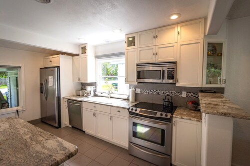 10-Min Walk to Downtown & Lake • 10-Min Drive to Schweitzer Base