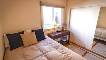 3 bedrooms, desk, iron/ironing board, WiFi (free)