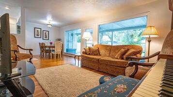 Smart TV, DVD player, books, stereo