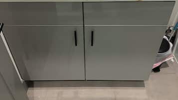 Asciugacapelli, asciugamani, sapone, carta igienica