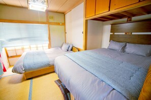2 soverom, skrivebord, strykejern/-brett og reiseseng for barn
