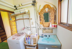 Sèche-cheveux, bidet, serviettes fournies, savon