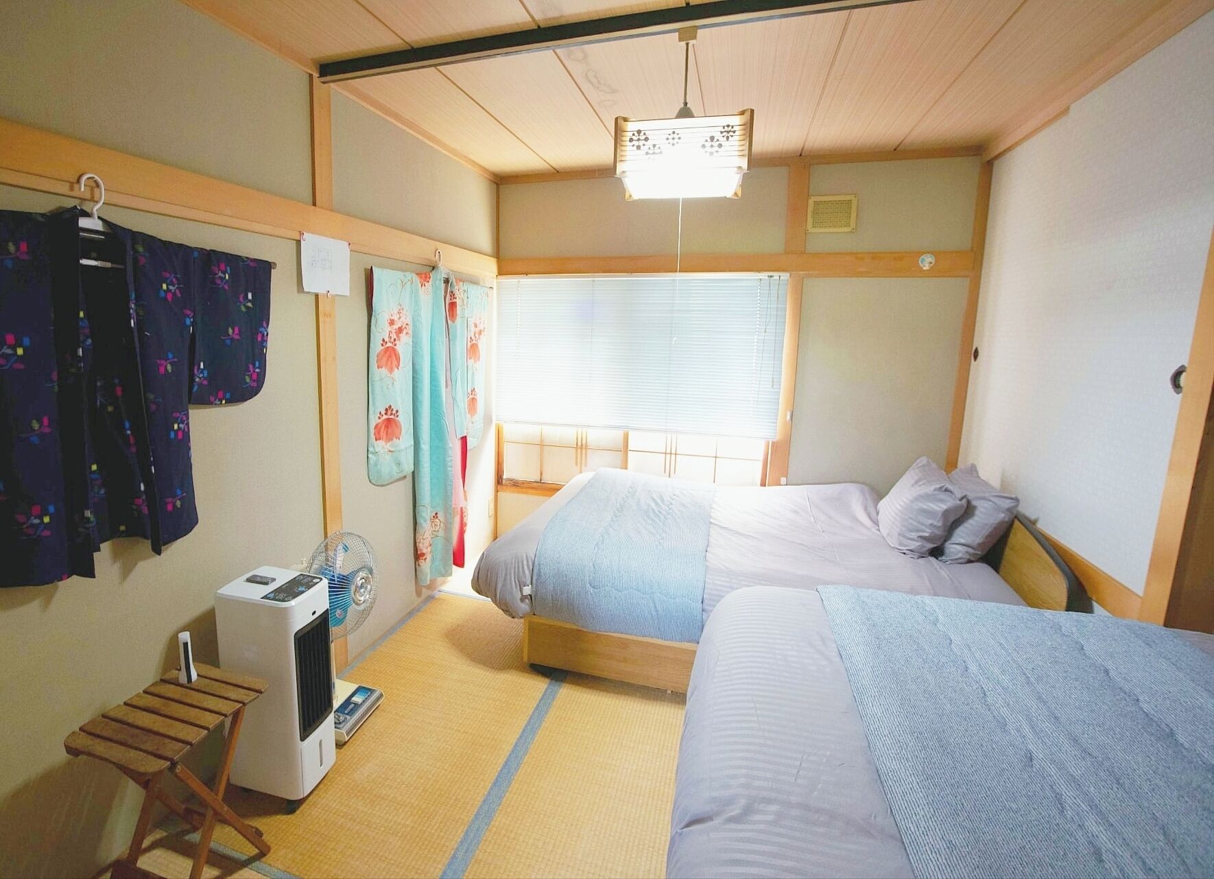 2 Schlafzimmer, Schreibtisch, Bügeleisen/Bügelbrett, Reisekinderbett