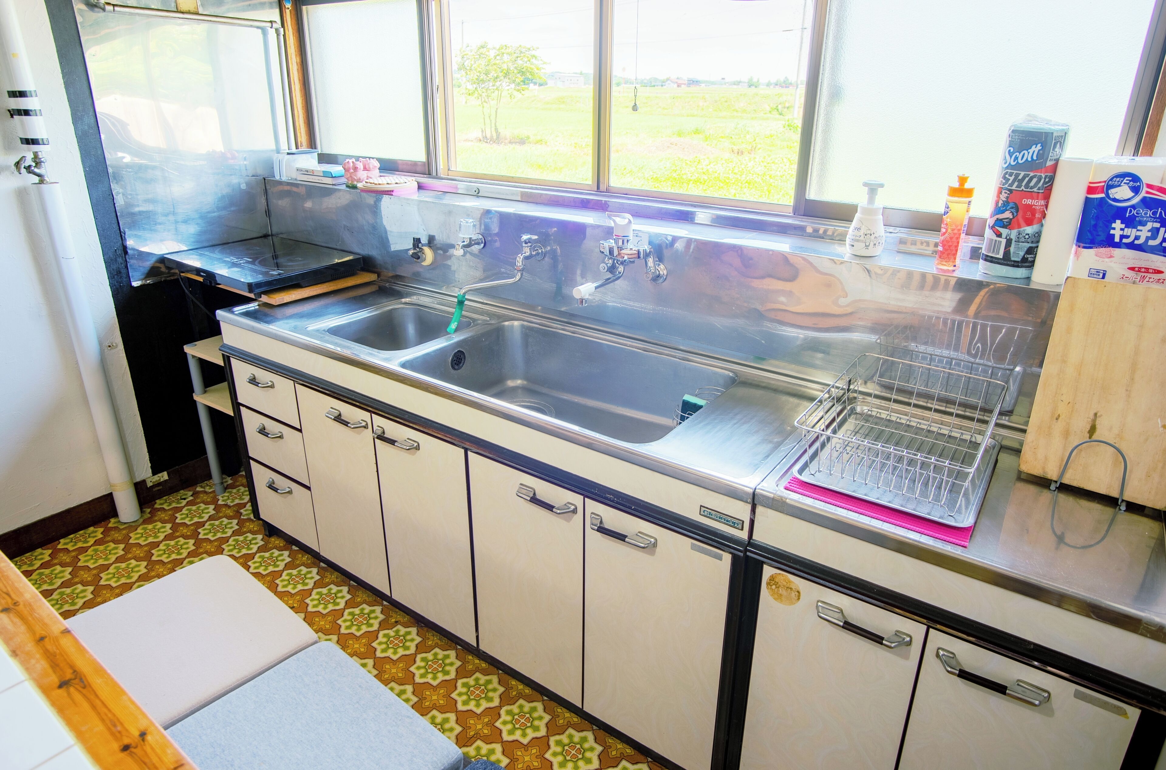 Kühlschrank, Mikrowelle, Herdplatte, Wasserkocher