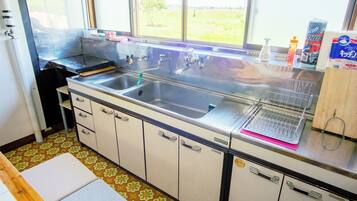 Kühlschrank, Mikrowelle, Herdplatte, Wasserkocher