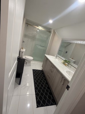 Room | Bathroom - Sunny Stays  (Ottawa)