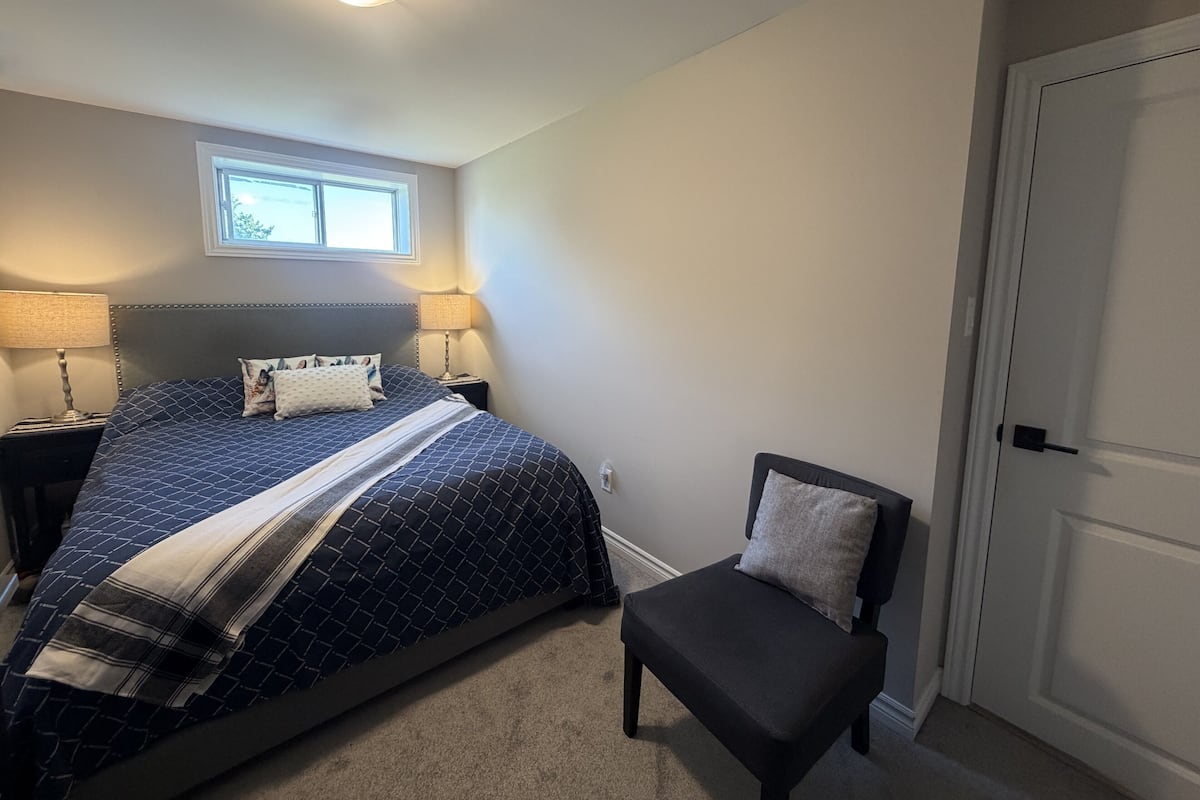 Room | Iron/ironing board, WiFi (free)