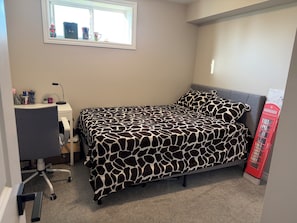 Room | Iron/ironing board, WiFi (free) - Sunny Stays  (Ottawa)