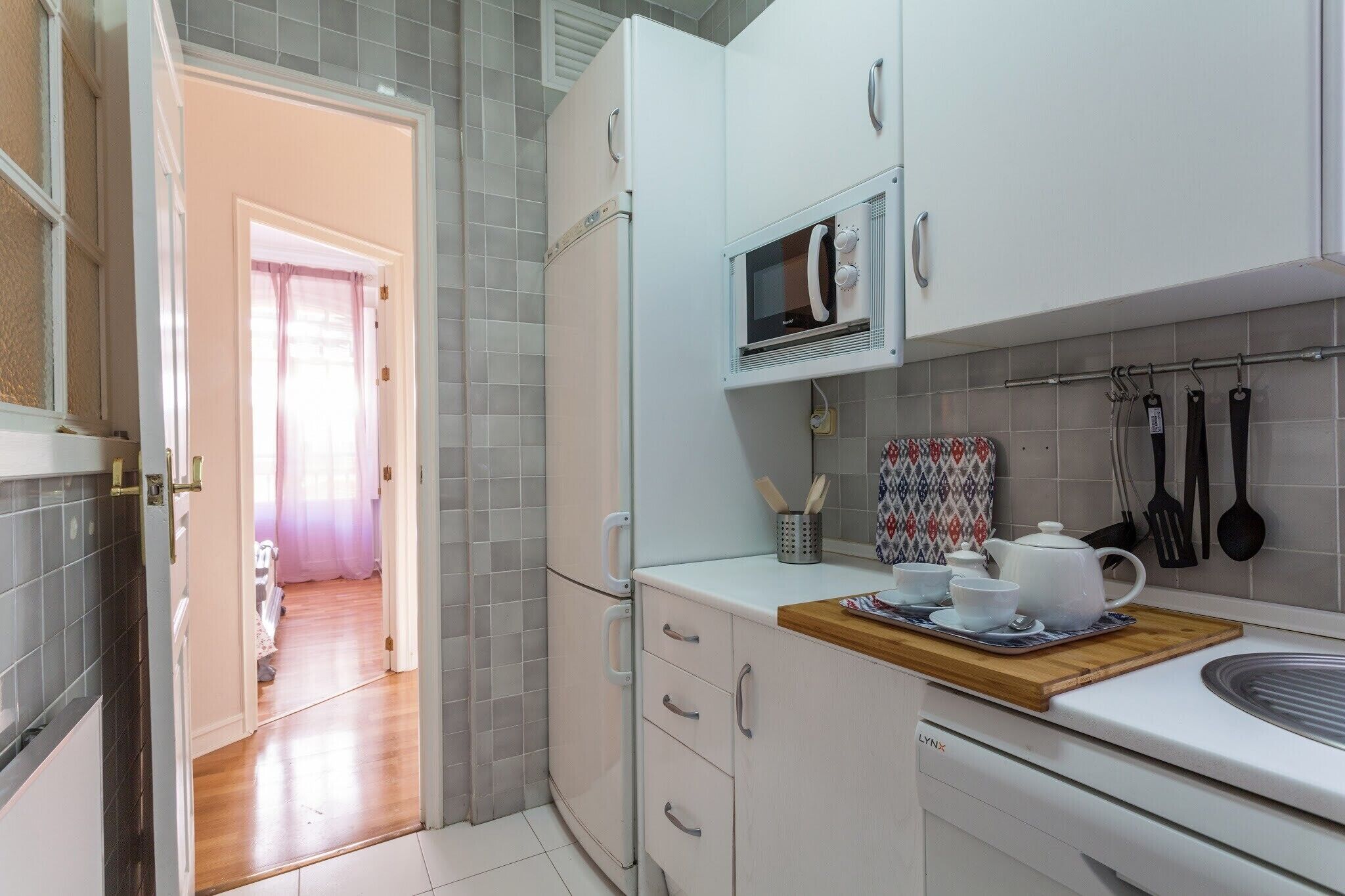 Wasserkocher mit Kaffee-/Teezubehör, Kühlschrank, Mikrowelle
