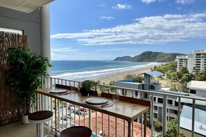 Outdoor dining - Vrbo Property (Jacó)