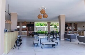 Ein offener Wohnbereich mit Küche, Bar und Sitzgelegenheiten.
