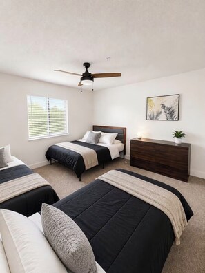 2 bedrooms, iron/ironing board, WiFi, bed sheets - Modern/Lake views/Private patio (Tampa)