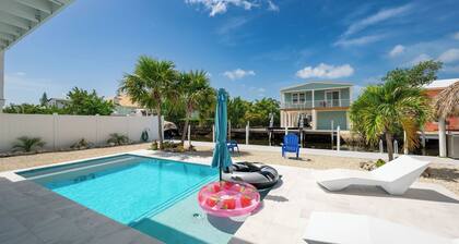 BLUE MARLIN RETREAT- 3 Bedroom / 3 Bathroom With Pool on Canal on Ramrod Key