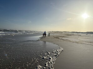 A beach with a clear sky and the sun low on the horizon. - 3-bedroom condo in Navarre Beach with Golfcart (Navarre)