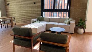 Superior Double Room, Balcony, City View | Living area