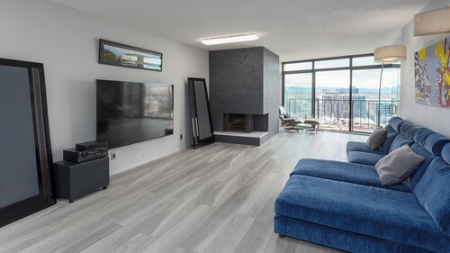 Reunions/groups-2 kitchens/2 Living Rooms 18 Shower Heads/Steam room-21st Floor!