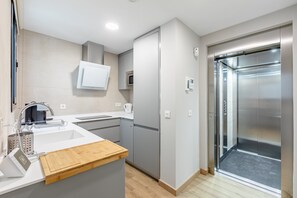 A modern kitchen with a built-in oven, a microwave, and a coffee machine. - B0 Apartment with Cathedral Views – Historic Center of Seville and Pool (Seville)