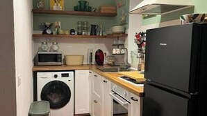 Wasserkocher mit Kaffee-/Teezubehör, Kühlschrank, Mikrowelle, Ofen