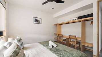 Une chambre à coucher avec un lit, un bureau et une armoire.