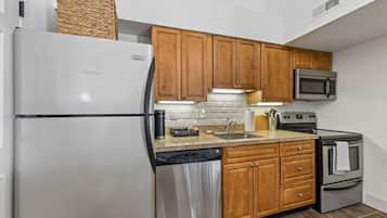 Coffee/tea maker, fridge, microwave, oven