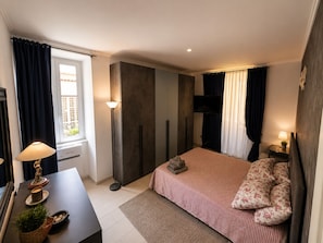 1 habitación, tabla de planchar con plancha, wifi y ropa de cama 