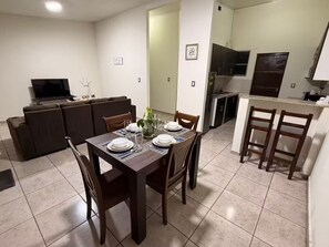 Dining - Moderno apartamento urbano de 2 habitaciones / aire acondicionado / piscina (San Salvador Este)