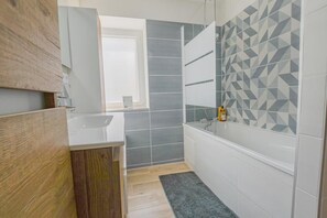 Een douche, handdoeken