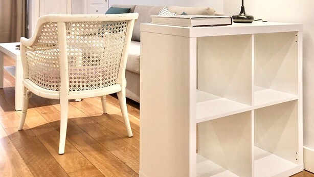 A room with a white chair, a white side table with a lamp, and a framed picture on the wall. - Cozy and Quiet City Centre Apartment with WiFi (Seville)