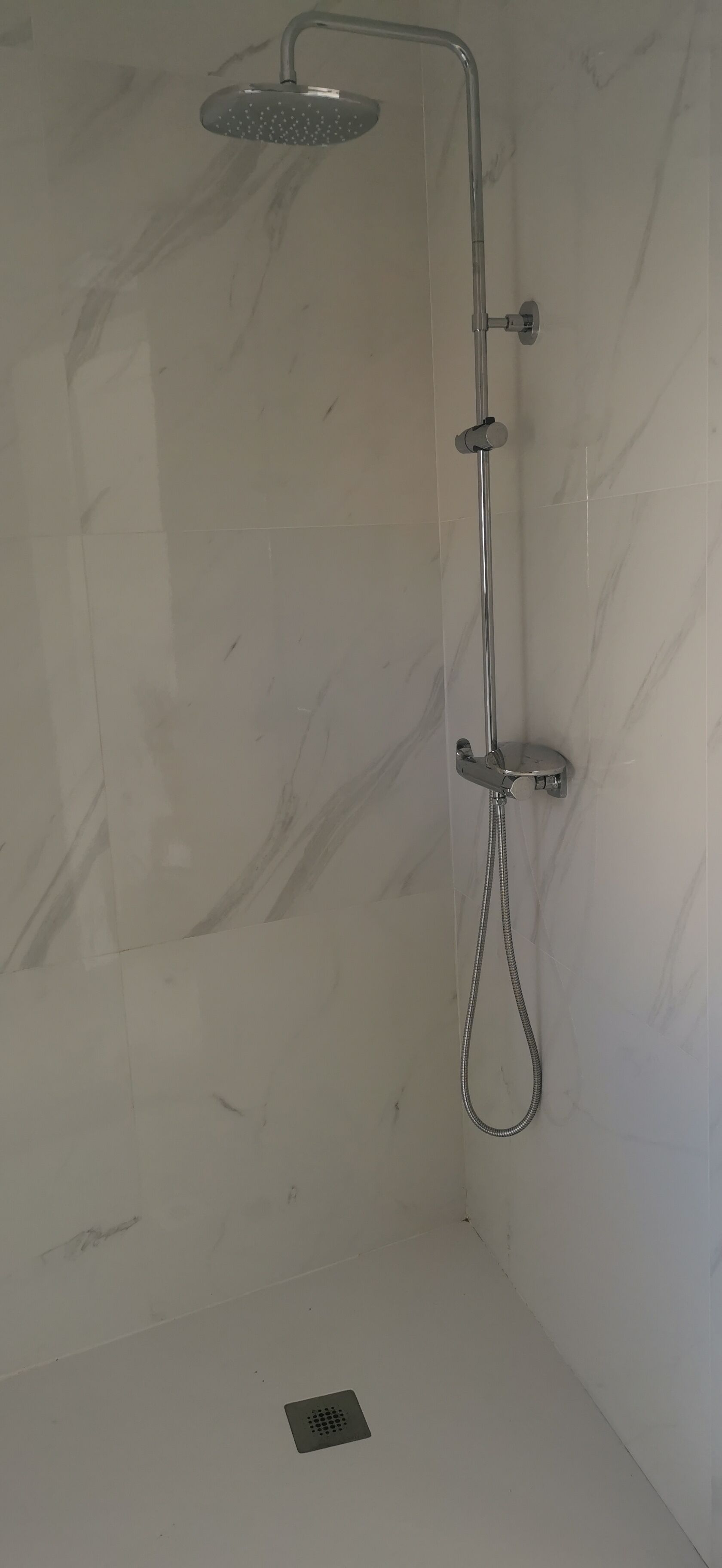 Een douche, een haardroger, handdoeken, zeep