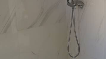 Een douche, een haardroger, handdoeken, zeep