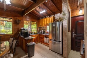 Private kitchen - A country estate surrounded by nature with the best climate, just 2 minutes from the main road (El Valle de Antón)