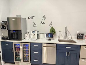 Kaffetrakter/tekoker, kjøleskap, mikrobølgeovn og ovn