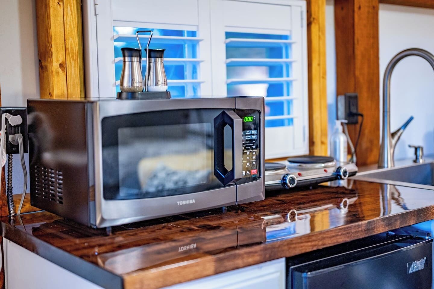Coffee/tea maker, fridge