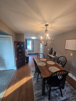 Dining - Lakes Region Family Getaway& Pet Friendly (Belmont)