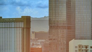 Um edifício de vários andares com uma placa indicando 'PARK MGM' no topo.