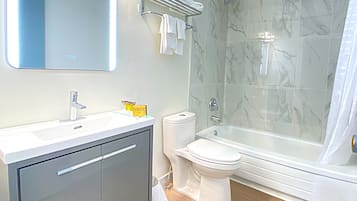 Toallas, jabón, shampoo, papel higiénico