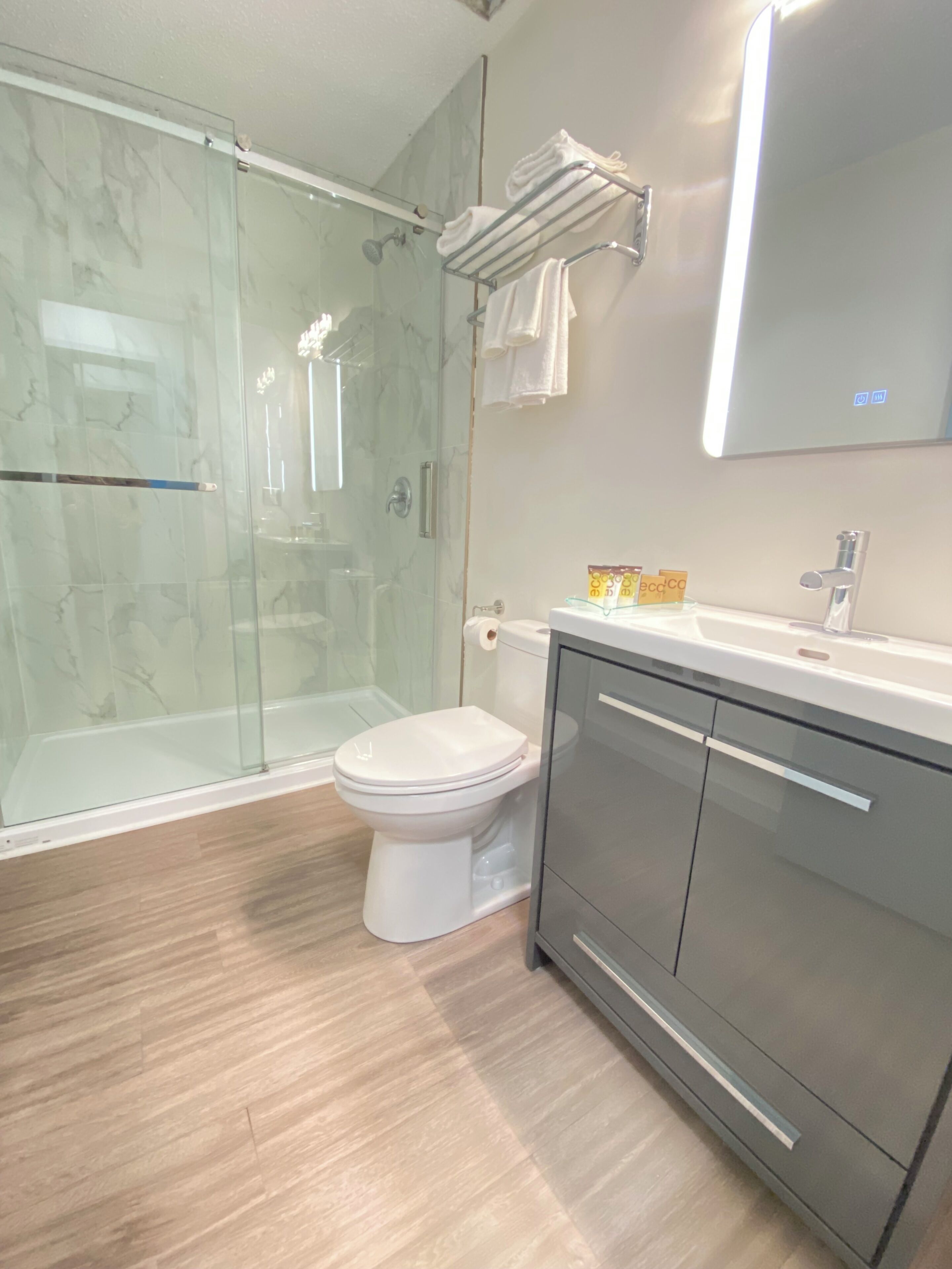 Deluxe-Doppelzimmer | Badezimmer | Handtücher, Seife, Shampoo, Toilettenpapier