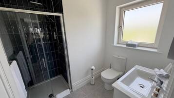 Superior Double Room | Bathroom