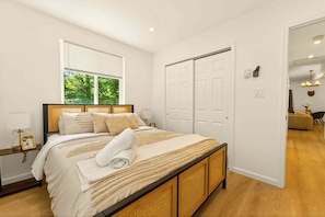 Tabla de planchar con plancha, wifi, ropa de cama