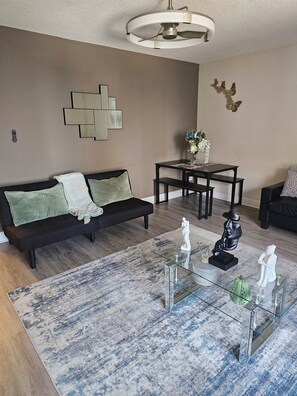 A modern living room with a sofa, coffee table, and decorative items. - Stay in the Heart of Downtown Atlanta Sleeps 4 Perfect for Getaways. (Atlanta)