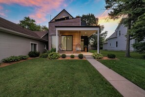Exterior - Ink & Ember, Hot Tub & Rooftop, Sleeps 12, Walkable in Fountain Square Indy (Indianapolis)