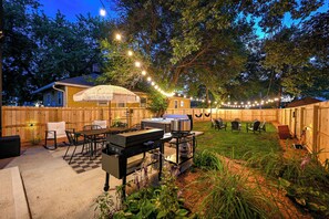 Outdoor dining - Ink & Ember, Hot Tub & Rooftop, Sleeps 12, Walkable in Fountain Square Indy (Indianapolis)