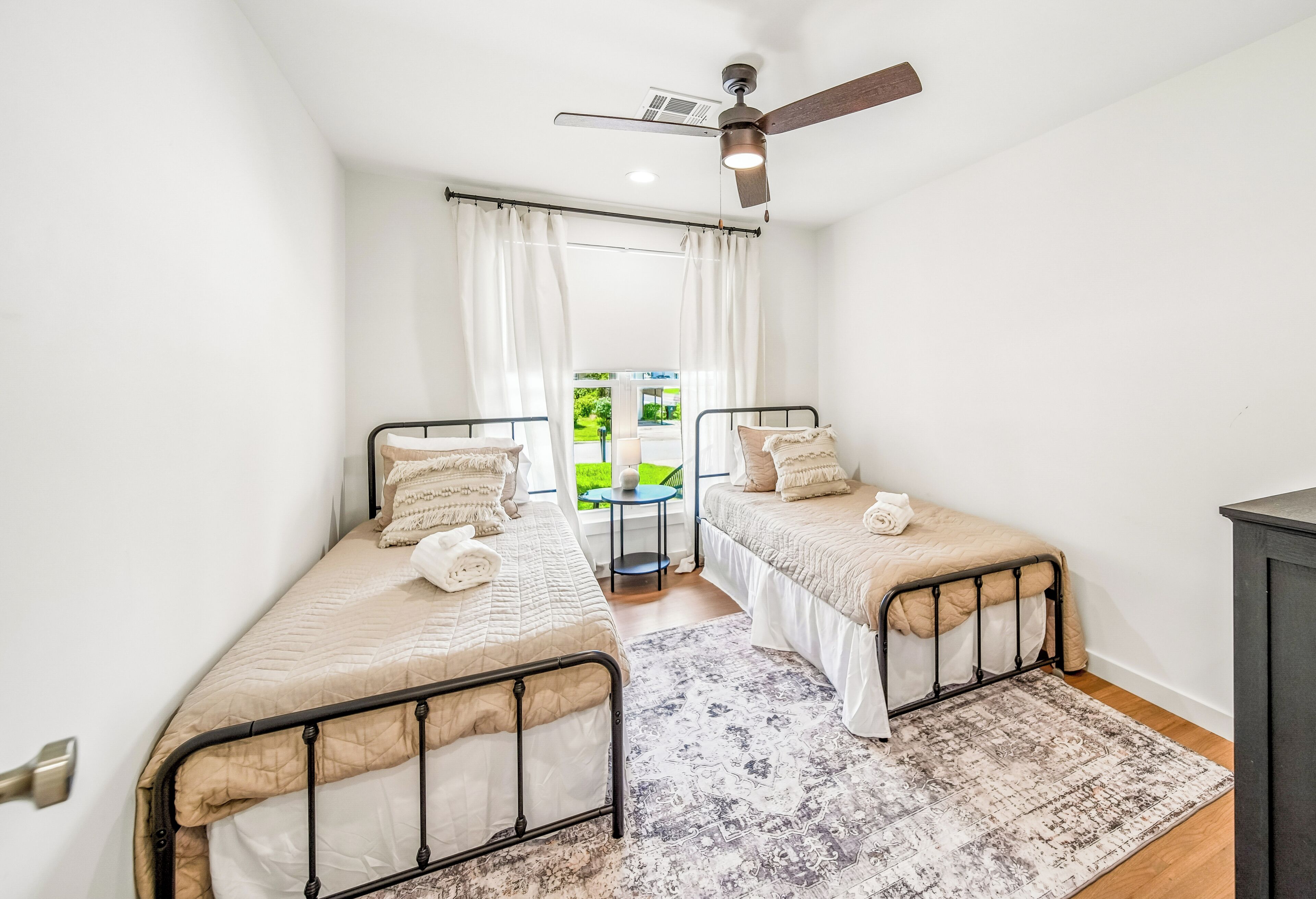 3 chambres, fer et planche à repasser, lit de bébé portatif