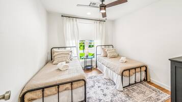 3 chambres, fer et planche à repasser, lit de bébé portatif