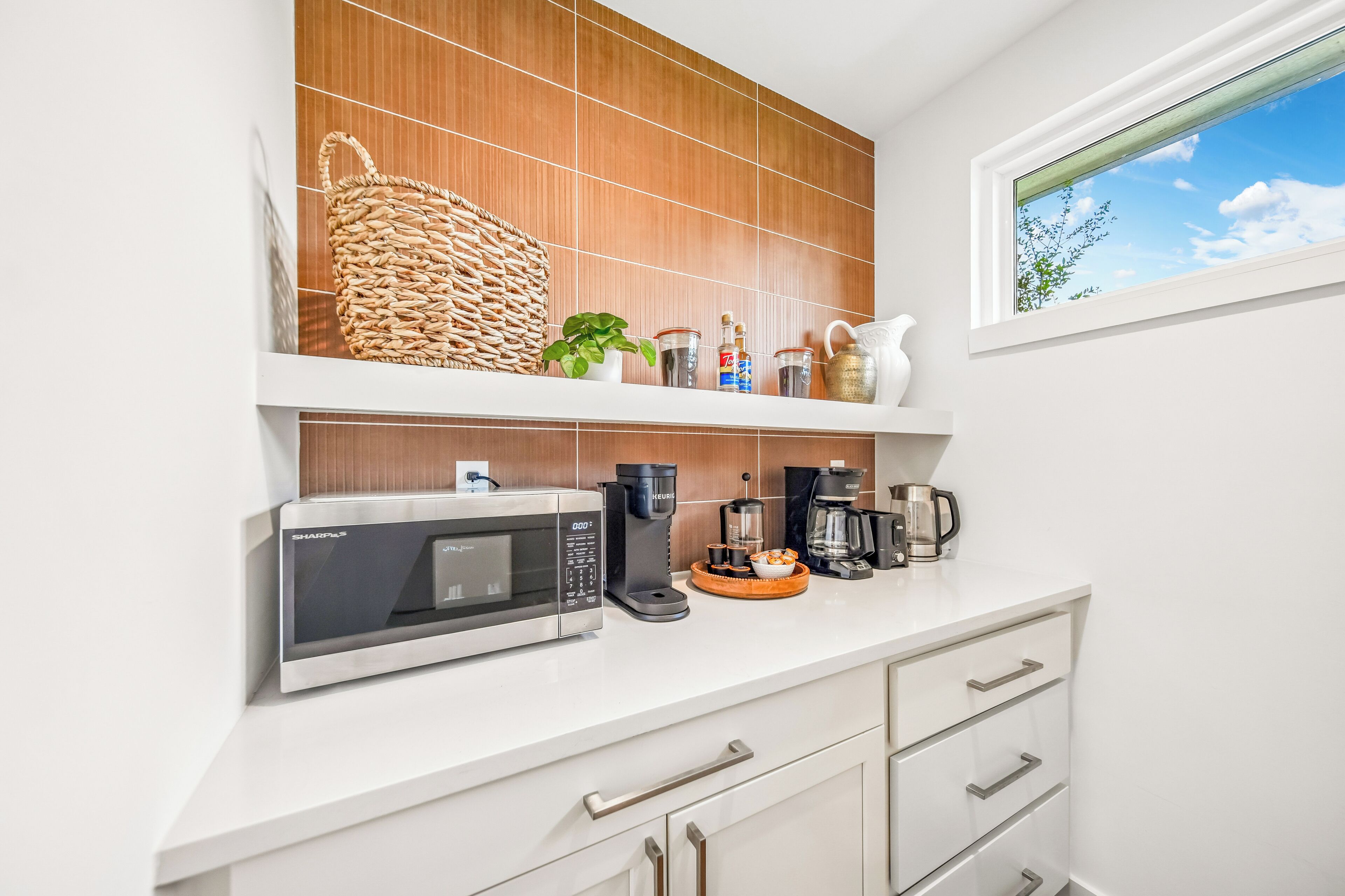 Coffee/tea maker, fridge, microwave, oven