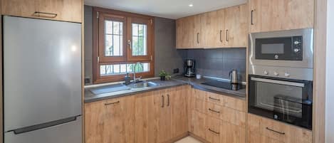 Réfrigérateur, four à micro-ondes, un four, surface de cuisson