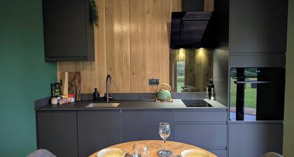 Oak at Ochre Hill, Luxury Couples Escape with Outdoor Bath in the Forest of Dean